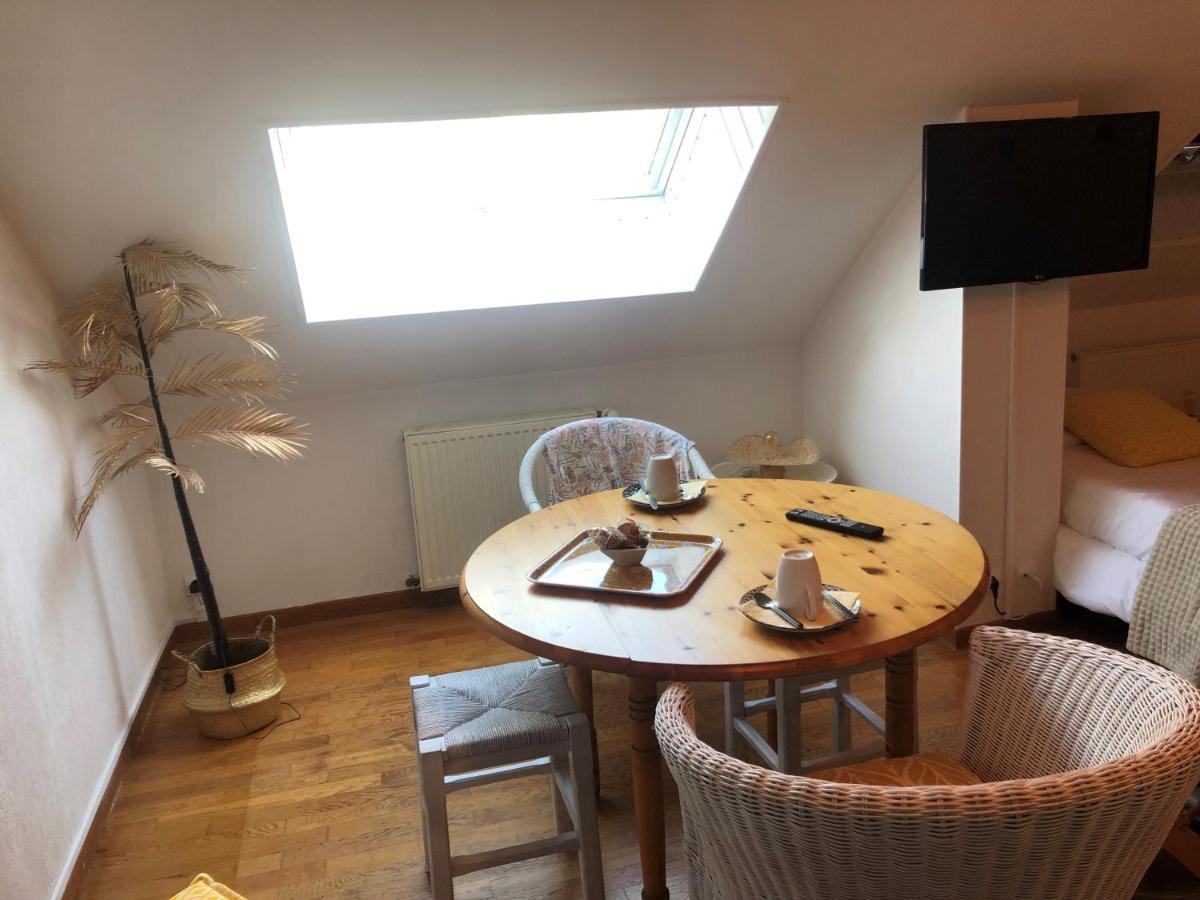 Grande Chambre Familiale Jaune Tout Bonnement Bien Putot-en-Auge Exteriér fotografie