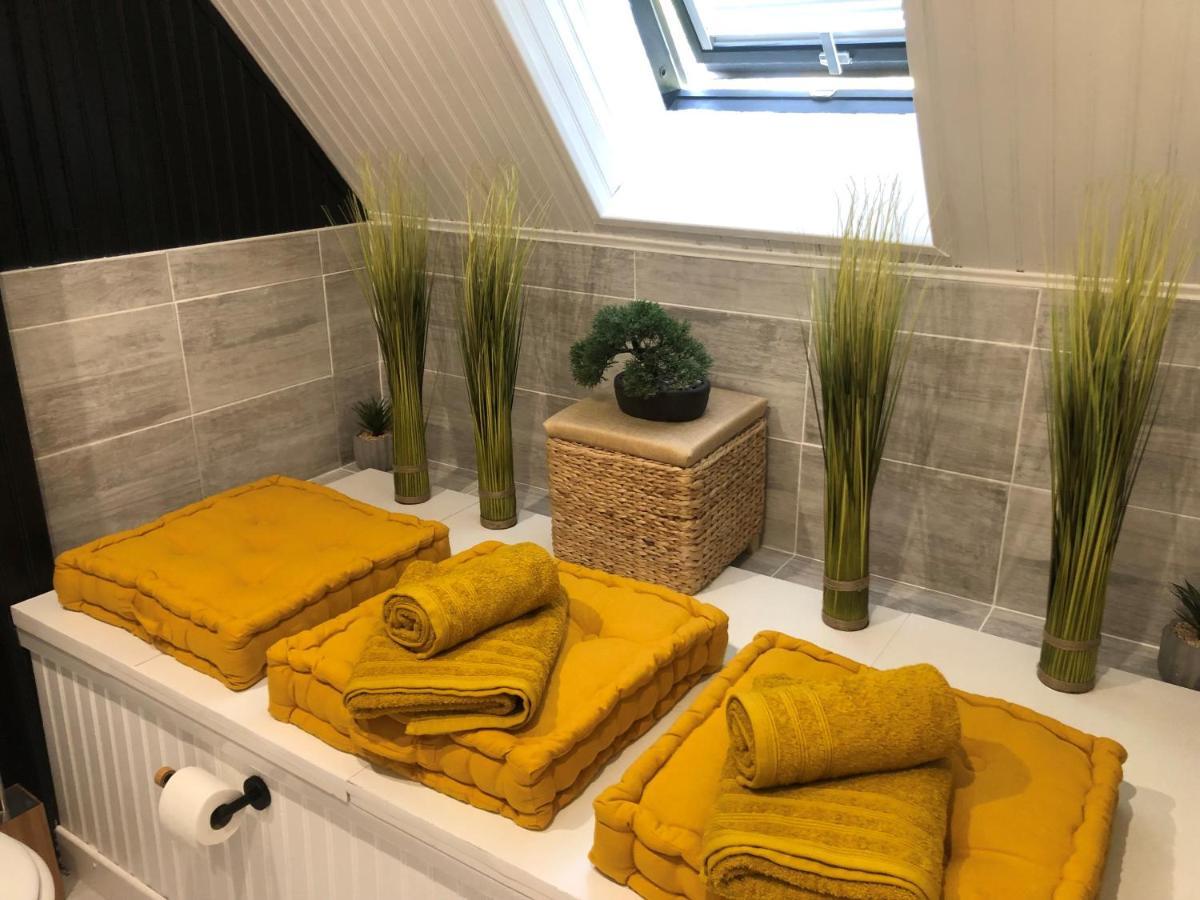 Grande Chambre Familiale Jaune Tout Bonnement Bien Putot-en-Auge Exteriér fotografie