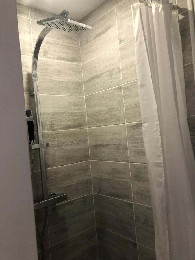 Grande Chambre Familiale Jaune Tout Bonnement Bien Putot-en-Auge Exteriér fotografie