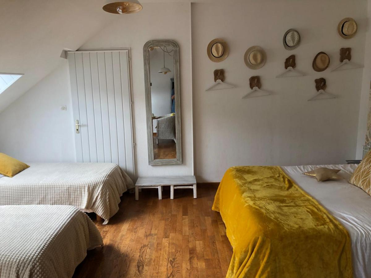 Grande Chambre Familiale Jaune Tout Bonnement Bien Putot-en-Auge Exteriér fotografie