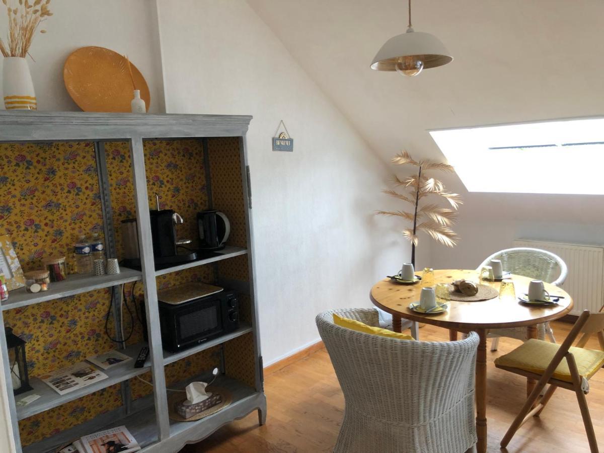 Grande Chambre Familiale Jaune Tout Bonnement Bien Putot-en-Auge Exteriér fotografie