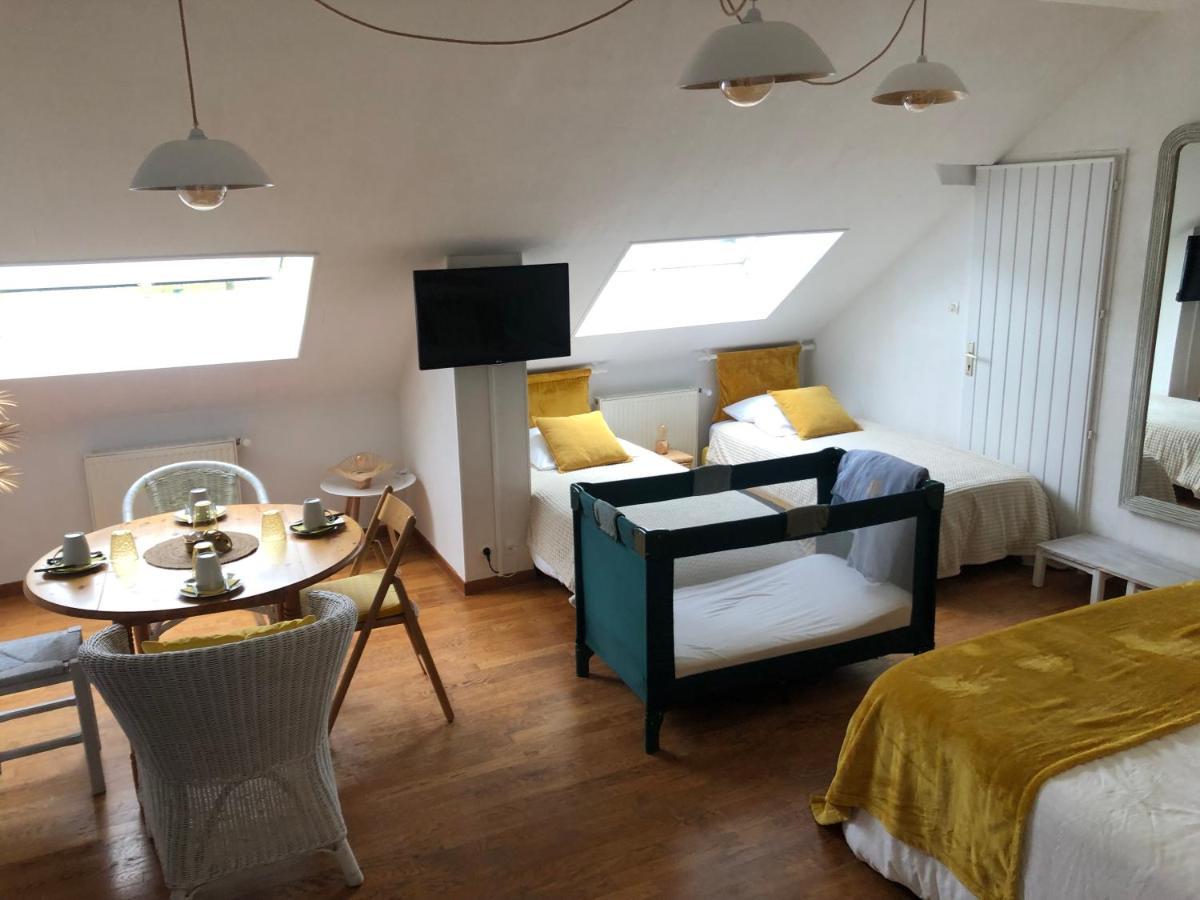 Grande Chambre Familiale Jaune Tout Bonnement Bien Putot-en-Auge Exteriér fotografie